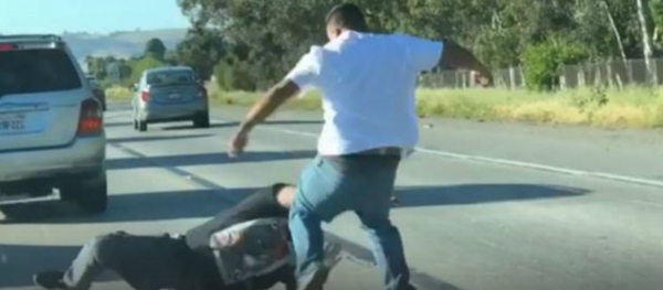 Fists Fly During Easter Brawl on California Highway - Sputnik International