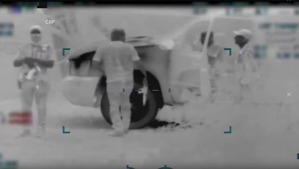 Armed smugglers escort migrant family across US border in Arizona - CBP footage - Sputnik International