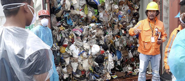 Philippine environment officials open one of the container vans containing garbage shipped illegally from Canada - Sputnik International