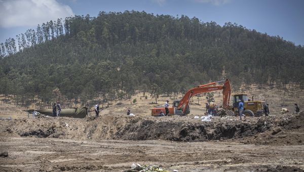 Recovery work continues at the scene where the Ethiopian Airlines Boeing 737 Max 8 crashed shortly after takeoff - Sputnik International