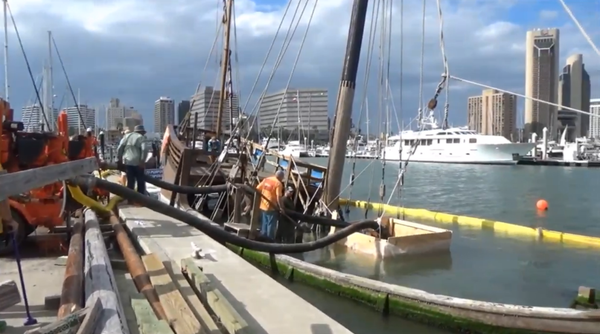 Crews work to raise La Niña after she partially sank in August 2017, three days after Hurricane Harvey struck the area of Corpus Christi, Texas. Crews work to raise La Niña after she partially sank in August 2017, three days after Hurricane Harvey struck the area of Corpus Christi, Texas. - Sputnik International