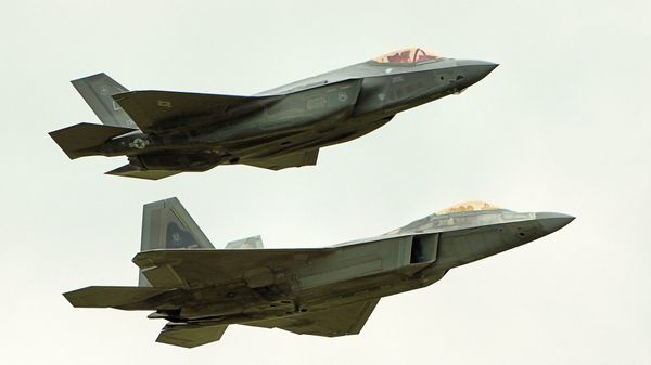 F22 Raptor & F35 Lightning II  - Sputnik International