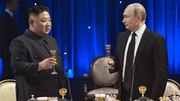Russian President Vladimir Putin toasts with North Korean leader Kim Jong Un at a reception after their talks at the Far Eastern Federal University campus on Russky Island in Vladivostok, Russia - Sputnik International