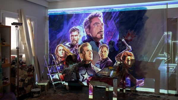Greek artist Virginia Axioti works on the billboard of the Avengers: Endgame movie in Athens, Greece, April 21, 2019. Picture taken April 21, 2019 - Sputnik International