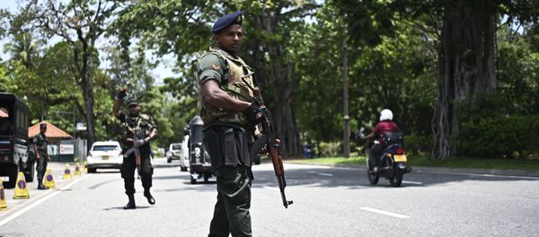 Soldiers take up their positions at a checkpoint on a street in Colombo on April 25, 2019, following a series of bomb blasts targeting churches and luxury hotels on the Easter Sunday in Sri Lanka - Sputnik International