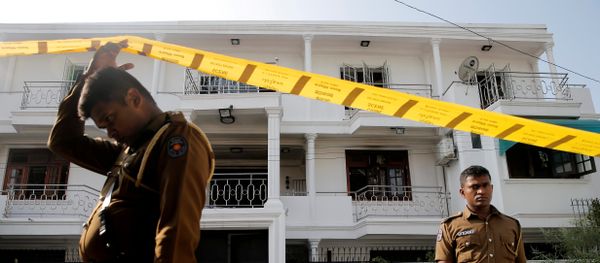 Police keep watch outside the family home of a bomber suspect where an explosion occurred during a Special Task Force raid, following a string of suicide attacks on churches and luxury hotels, in Colombo, Sri Lanka April 25, 2019. - Sputnik International