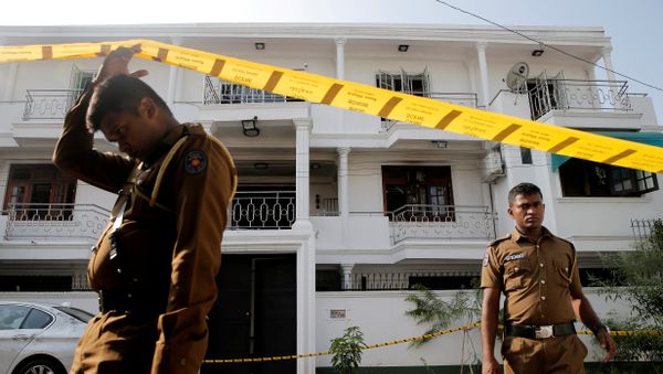 Police keep watch outside the family home of a bomber suspect where an explosion occurred during a Special Task Force raid, following a string of suicide attacks on churches and luxury hotels, in Colombo, Sri Lanka April 25, 2019. - Sputnik International