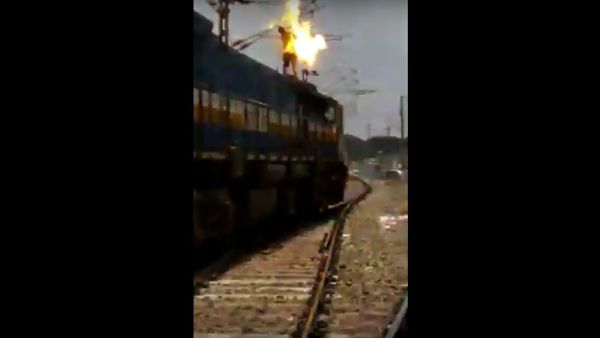 Man touches high voltage wire at railway station - Sputnik International