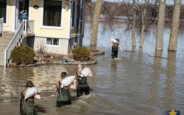 Soldiers from the 2nd Canadian Division of the Canadian Armed Forces from Quebec assist sandbagging and other efforts during a response to natural disasters in Maskinonge, Quebec, Canada April 21, 2019 Soldiers from the 2nd Canadian Division of the Canadian Armed Forces from Quebec assist sandbagging and other efforts during a response to natural disasters in Maskinonge, Quebec, Canada April 21, 2019 - Sputnik International