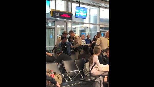 North Carolina woman Rosetta Swinney is arrested in Las Vegas after being removed from a Frontier flight to Raleigh-Durham International Airport for refusing to allow her daughter to sit in a seat tainted with vomit April 20, 2019. - Sputnik International