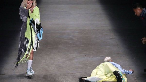 Model Tales Soares lies on the catwalk after he collapsed during Sao Paulo Fashion Week in Sao Paulo, Brazil, Saturday, April 27, 2019 - Sputnik International