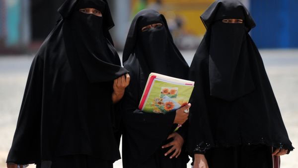 Sri Lankan Muslim girls wearing the hijab, walk through the streets of the eastern town of Kattankudi in Batticaloa on May 20, 2011. - Sputnik International
