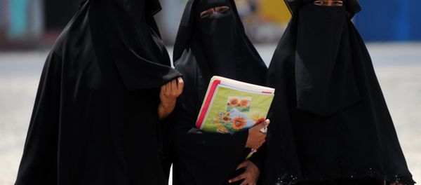 Sri Lankan Muslim girls wearing the hijab, walk through the streets of the eastern town of Kattankudi in Batticaloa on May 20, 2011. - Sputnik International