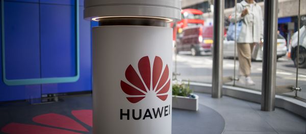 A pedestrian walks past a Huawei product stand at an EE telecommunications shop in central London on April 29, 2019 - Sputnik International