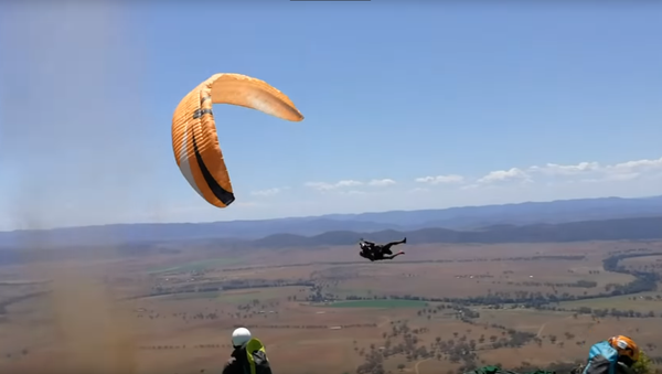 Paraglider Snatched Up, Slung Around by Dust Devil - Sputnik International