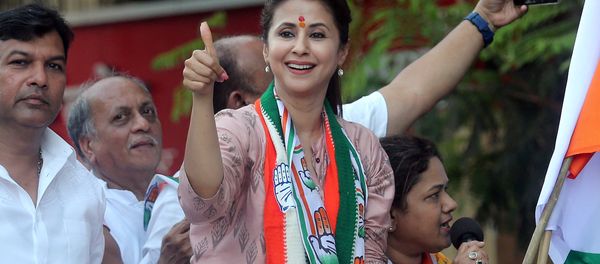 Urmila Matondkar, Bollywood actress-turned-politician who recently joined India's main opposition Congress party, gestures during her election campaign rally in Mumbai, India, April 11, 2019 - Sputnik International