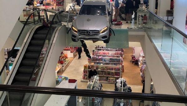 A machine enters full and stops before it collapses over the escalators A machine enters full and stops before it collapses over the escalators - Sputnik International