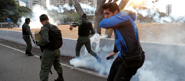 Military members react to tear gas, near the Generalisimo Francisco de Miranda Airbase La Carlota, in Caracas, Venezuela April 30, 2019 Military members react to tear gas, near the Generalisimo Francisco de Miranda Airbase La Carlota, in Caracas, Venezuela April 30, 2019 - Sputnik International