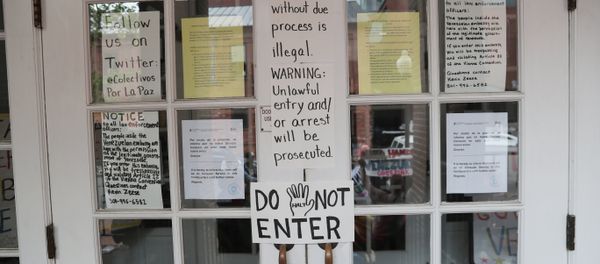 Chain locked doors and signs are seen to the entrance of the Embassy of Venezuela in Washington, U.S., April 25, 2019. Chain locked doors and signs are seen to the entrance of the Embassy of Venezuela in Washington, U.S., April 25, 2019. - Sputnik International