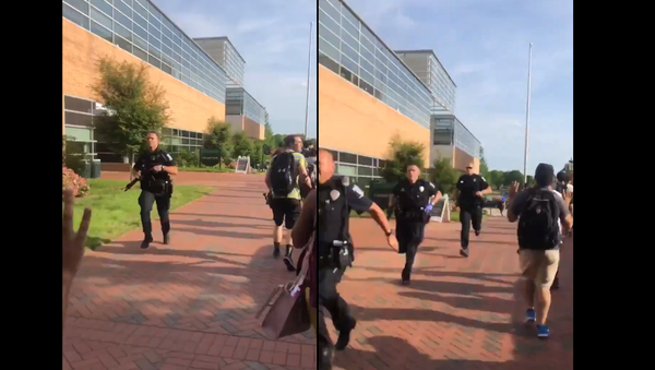 Multiple police officers rush campus of UNC-Charlotte following shooting, April 30, 2019 - Sputnik International