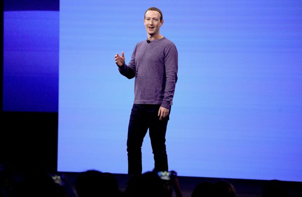 Hillary Clinton Wants Zuckerberg to ‘Pay a Price’ for Facebook Political Ads Approval - Sputnik International