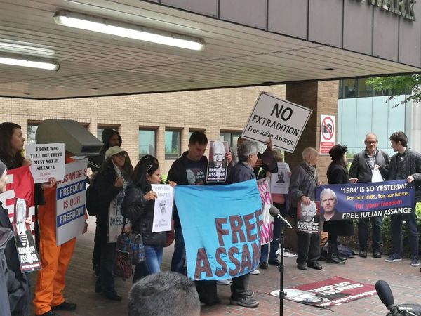 Assange Supporters Gather Outside London's Southwark Crown Court Assange Supporters Gather Outside London's Southwark Crown Court - Sputnik International