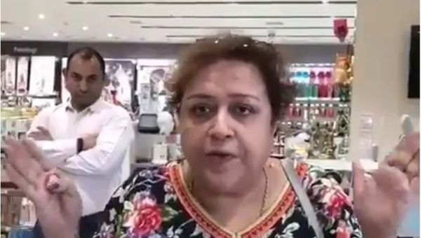A video in which a middle-aged woman gets accosted after pointing out to some young girls in New Delhi that their dresses were too revealing for a public place has gone viral on social media - Sputnik International