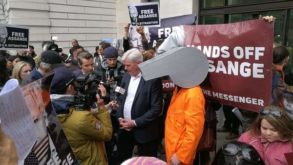 WikiLeaks Editor Defends Assange in Speech Outside Westminster Magistrates' Court - Sputnik International