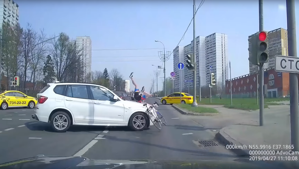 Cyclist Runs Red Light, Pays the Price in Zelenograd - Sputnik International