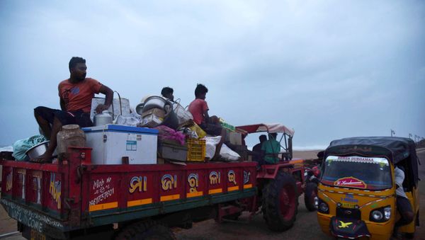 Villagers sit on a vehicle as they leave for a safer place ahead of cylcone Fani on the outskirts of Konark in the eastern state of Odisha, India, May 2, 2019. - Sputnik International