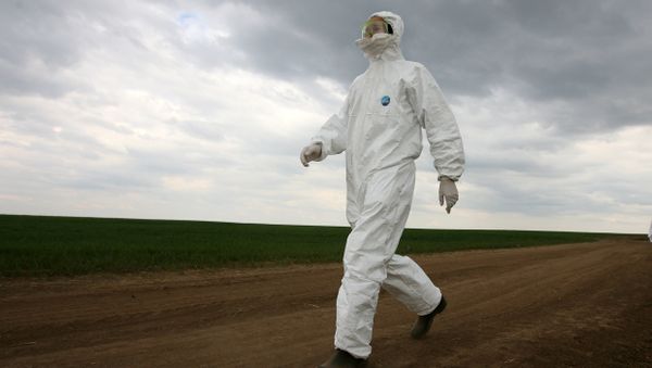 A combined animal epidemic countermeasures unit member - Sputnik International