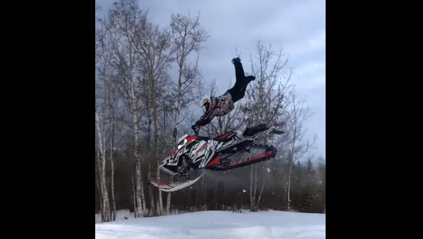 Superman! Snowmobile Catches Major Air, Ejects Driver - Sputnik International