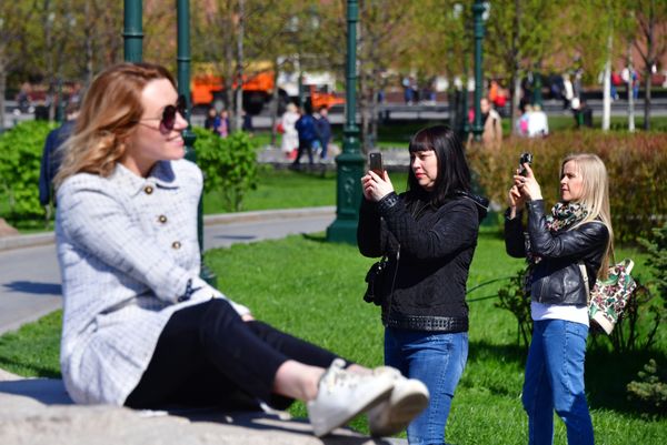 Girls Taking Pictures at Alexander Garden in Moscow - Sputnik International