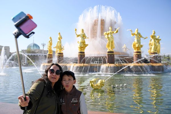 Tourists Take Pictures at VDNH - Sputnik International