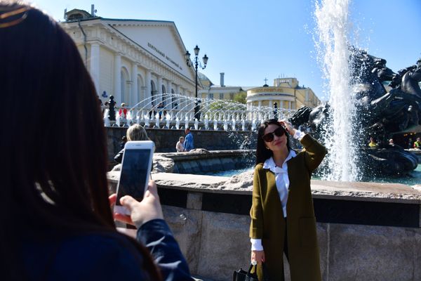 Girls Take Pictures in Manezhnaya Square - Sputnik International