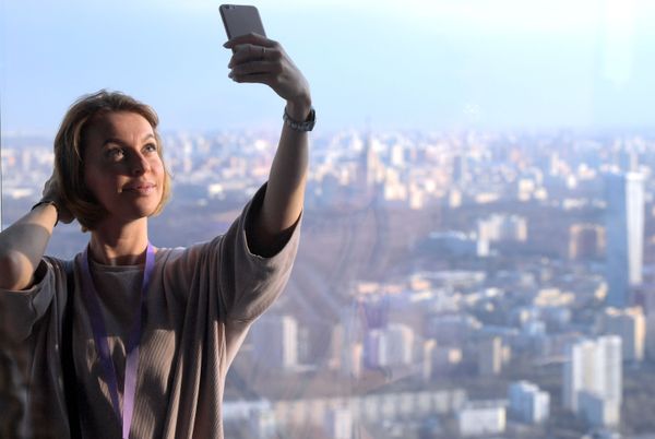 Moscow City Visitor Takes a Selfie on the Observation Deck in Moscow - Sputnik International