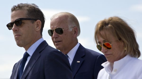 Family members gather for a road naming ceremony with U.S. Vice President Joe Biden, centre, his son Hunter Biden, left, and his sister Valerie Biden Owens, right, joined by other family members during a ceremony to name a national road after his late son Joseph R. Beau Biden III, in the village of Sojevo, Kosovo, on Wednesday, Aug. 17, 2016 - Sputnik International