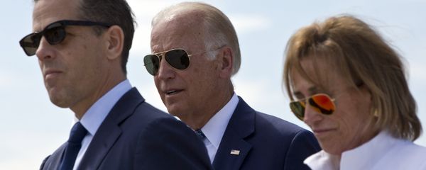Family members gather for a road naming ceremony with U.S. Vice President Joe Biden, centre, his son Hunter Biden, left, and his sister Valerie Biden Owens, right, joined by other family members during a ceremony to name a national road after his late son Joseph R. Beau Biden III, in the village of Sojevo, Kosovo, on Wednesday, Aug. 17, 2016 - Sputnik International