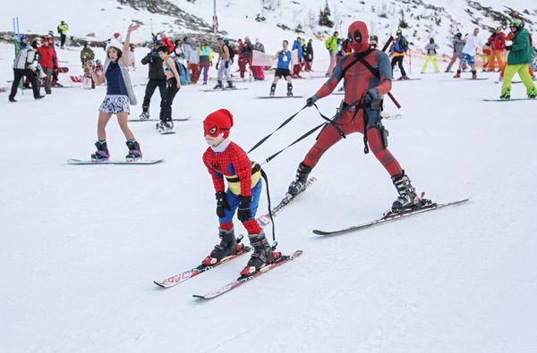 Hot Girls, Dinosaurs, and Spartans: 2019 Snowy Bikini Festival - Sputnik International