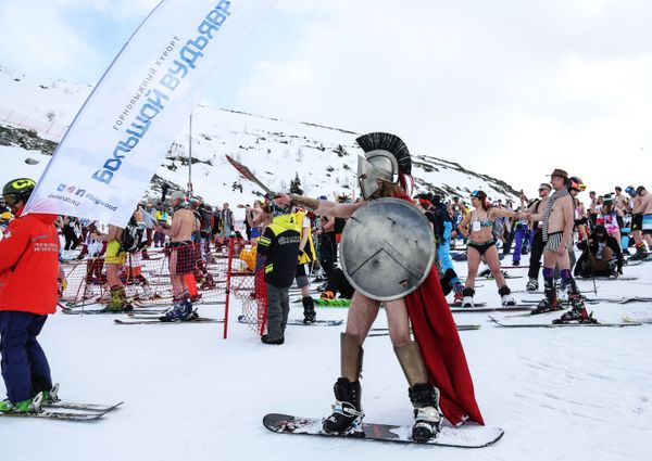 Hot Girls, Dinosaurs, and Spartans: 2019 Snowy Bikini Festival - Sputnik International