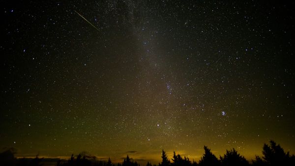 a meteor streaks across the sky - Sputnik International