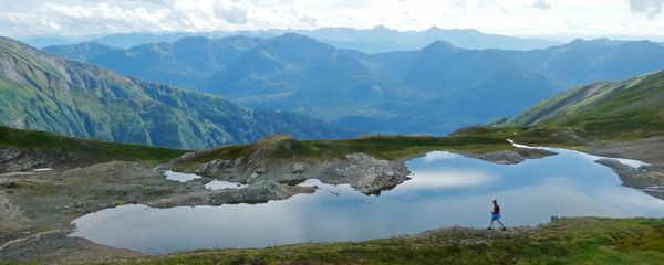 A hiker makes his way past an alpine pond on the Juneau ridge in Juneau, Alaska - Sputnik International