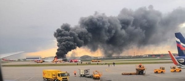 A passenger plane is seen on fire after an emergency landing at the Sheremetyevo Airport outside Moscow, Russia May 5, 2019 - Sputnik International