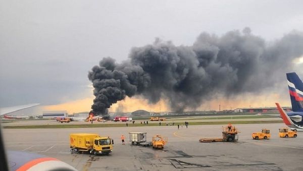 A passenger plane is seen on fire after an emergency landing at the Sheremetyevo Airport outside Moscow, Russia May 5, 2019 - Sputnik International