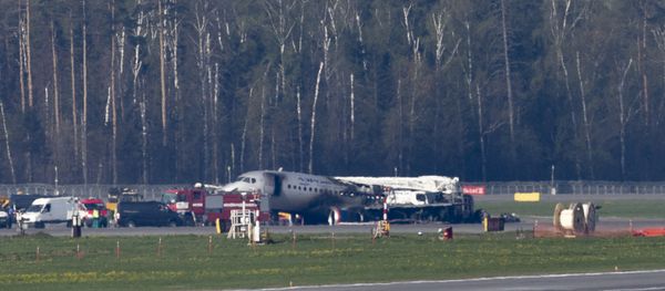 The Sukhoi SSJ100 aircraft of Aeroflot Airlines, center in the background, is seen after an emergency landing in Sheremetyevo airport outside Moscow, Russia, Monday, May 6, 2019 - Sputnik International