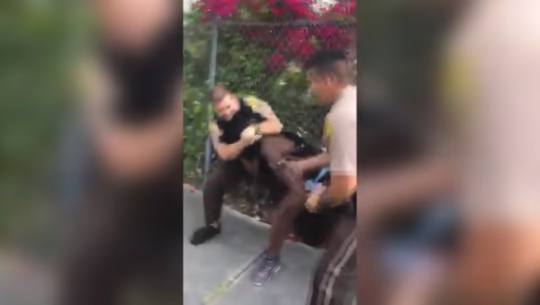 Florida cop arrests woman who dialed 911 to report threats made by a neighbor Florida cop arrests woman who dialed 911 to report threats made by a neighbor - Sputnik International
