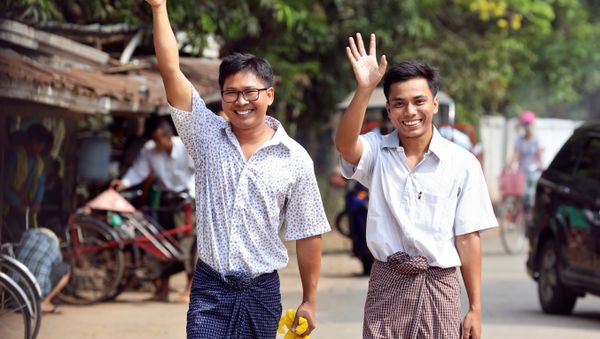 Reuters reporters Wa Lone and Kyaw Soe Oo gesture as they walk free outside Insein prison after receiving a presidential pardon in Yangon, Myanmar, May 7, 2019. REUTERS/Ann Wang - Sputnik International