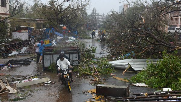 People move through debris on a road after Cyclone Fani hit Puri, in the eastern state of Odisha, India, May 3, 2019 - Sputnik International