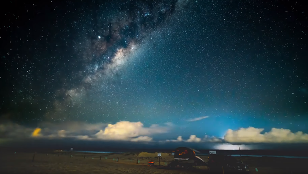 Lightning Storm Appears Amidst Milky Way Timelapse Footage - Sputnik International