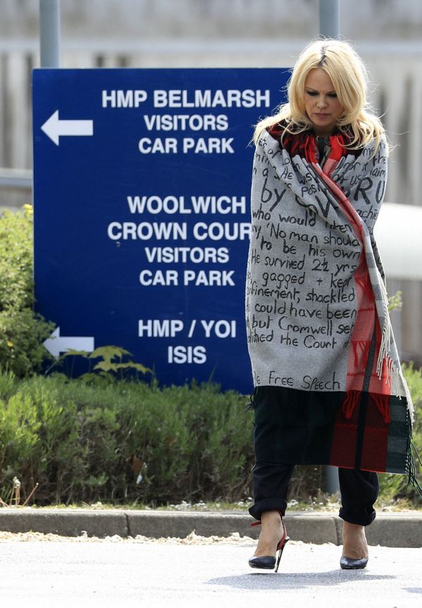 Pamela Anderson ‘Threatened’ by Warden at UK Prison Holding Whistleblower Julian Assange - Report - Sputnik International